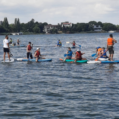 Standup paddleboarding – copiii beneficiari de servicii sociale din Sectorul 6 au deprins tainele unui sport nautic captivant